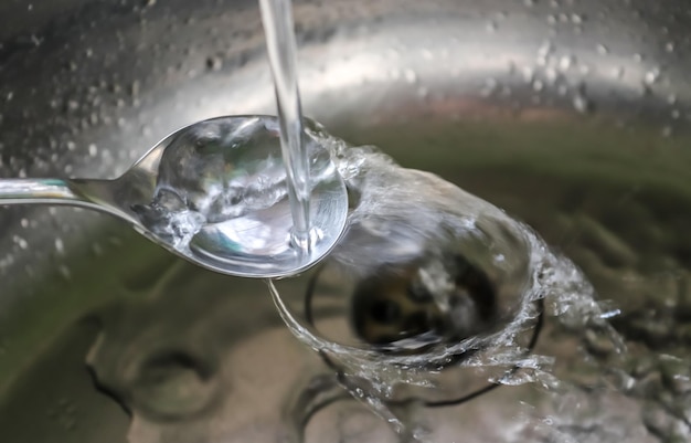 Foto close-up van waterdruppels op glas