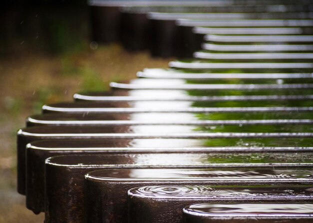 Foto close-up van waterdruppels op metaal