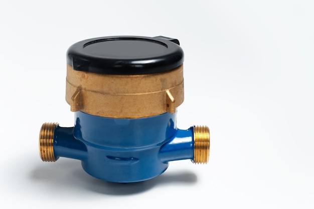 Close-up van watermeter voor koud water op witte achtergrond