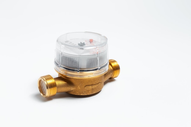 Close-up van watermeter voor warm water op witte achtergrond