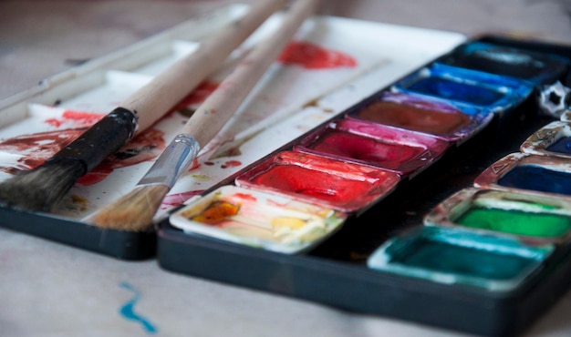 Close-up van waterverfverf met penseel