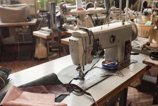 Close-up van werkplek met naaimachine voor naaister erop in de fabriek