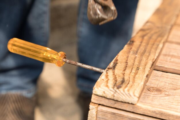 Foto close-up van werktuig op hout