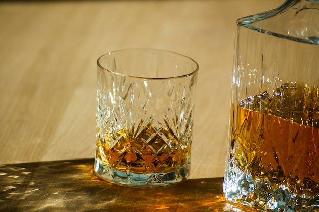 Close-up van whisky op een hardhouten vloer tijdens een zonnige dag