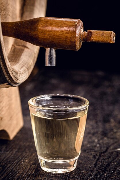 Foto close-up van wijn in glas op tafel