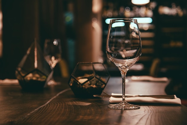 Foto close-up van wijn in glas op tafel