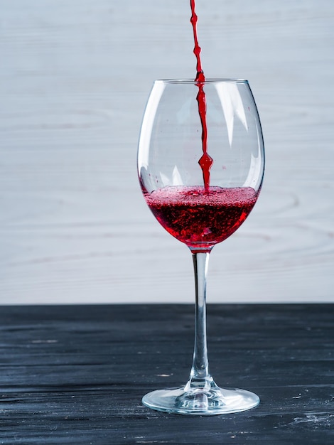 Close-up van wijnglas op tafel