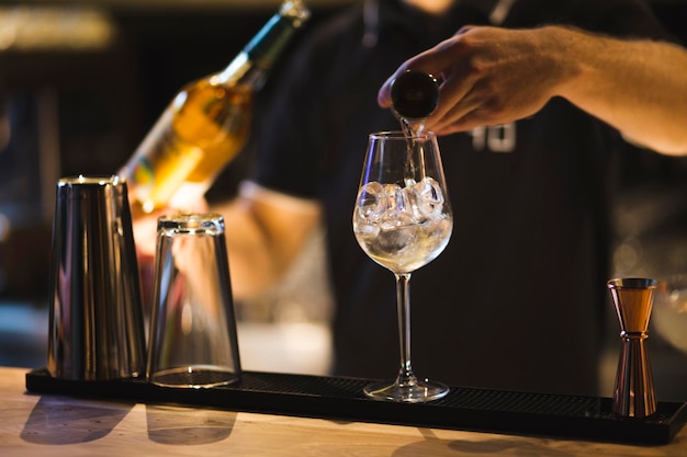 Close-up van wijnglas op tafel