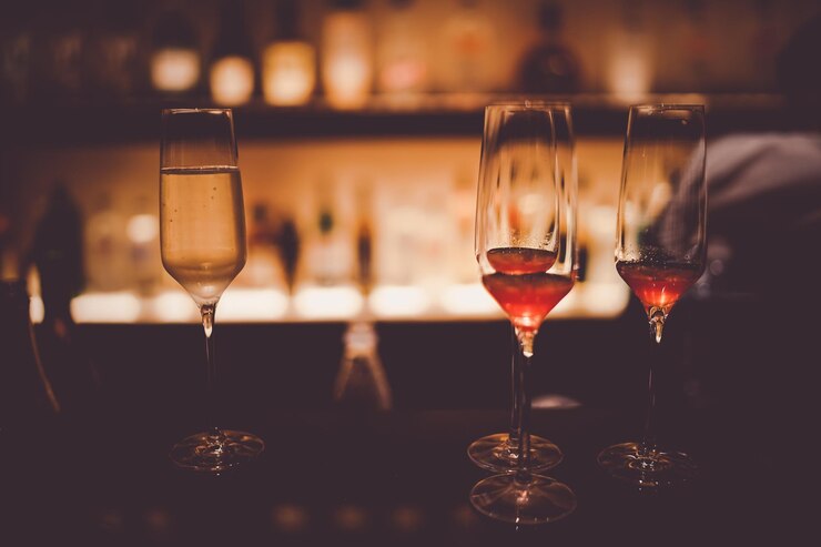 Foto close-up van wijnglas op tafel