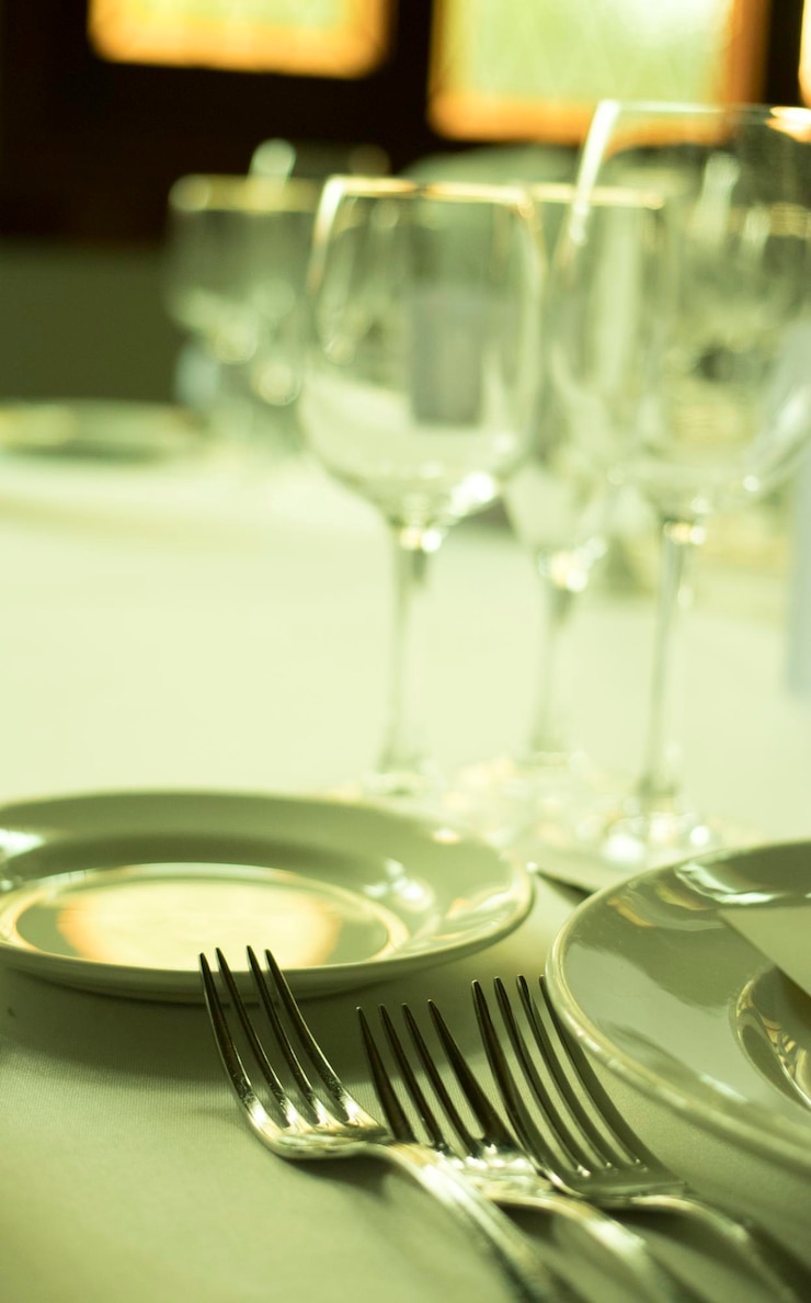 Foto close-up van wijnglazen op tafel