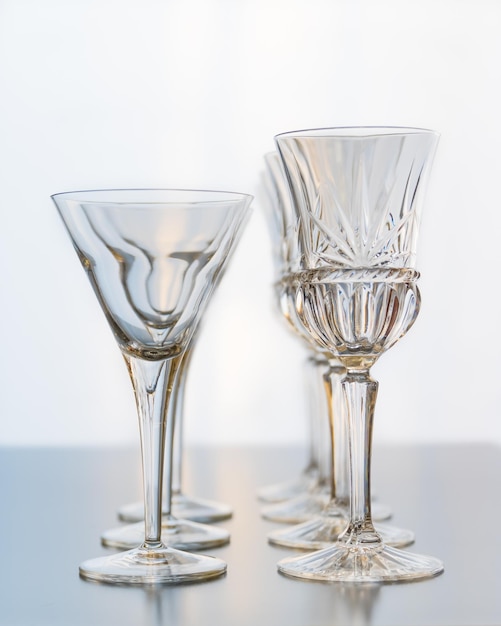 Close-up van wijnglazen op tafel