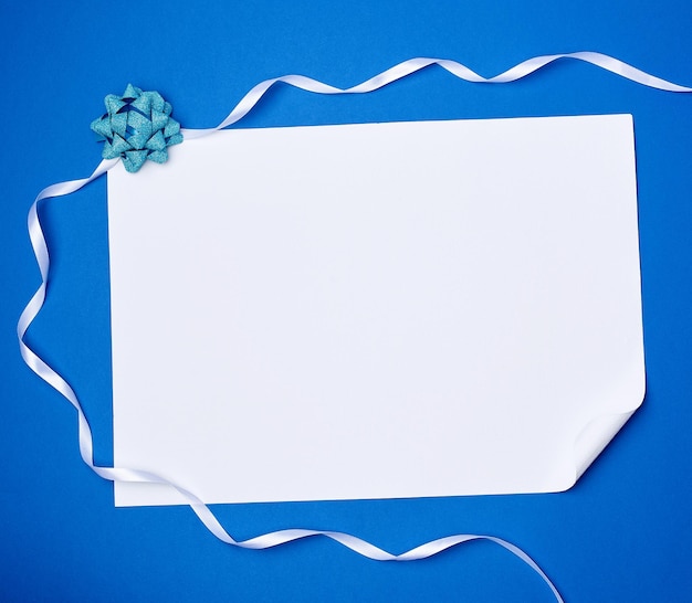 Close-up van wit papier op tafel tegen blauwe achtergrond