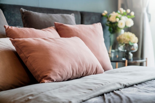 Close-up van witte beige zachte kussens op bed en deken slaapkamer interieur conceptbed meid luxe ideeën concept