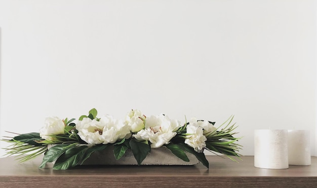 Close-up van witte bloemen op tafel