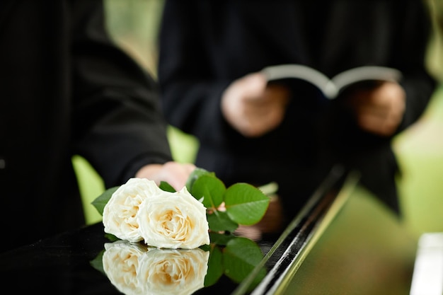 Close-up van witte rozen op de kist bij de kopieerruimte voor de begrafenisceremonie buiten