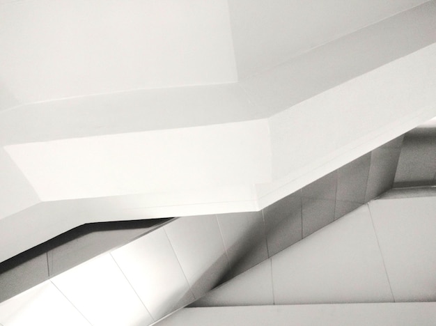 Foto close-up van witte trappen van een modern gebouw