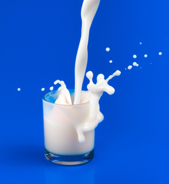 Close-up van witte wijn in glas tegen een blauwe achtergrond