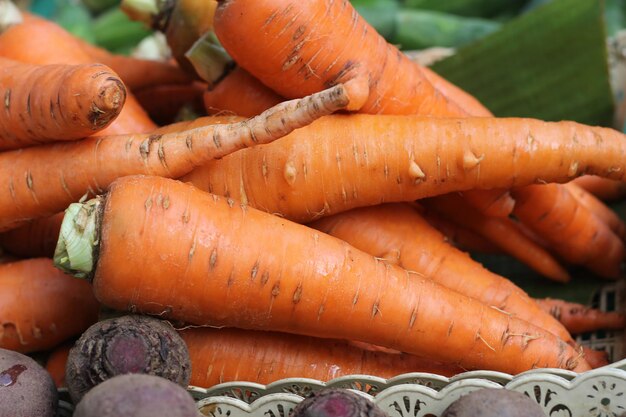 Foto close-up van wortels voor verkoop op de markt