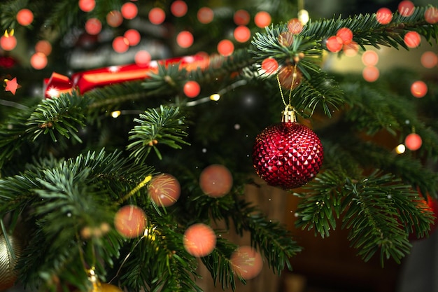 Close-up van xmasballen op kerstboom bokeh kralen op de achtergrond nieuwjaarsconcept hoog