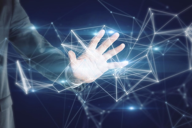 Close up van zakenman hand met abstracte veelhoekige mesh op donker blauwe achtergrond Innovatie en netwerk concept
