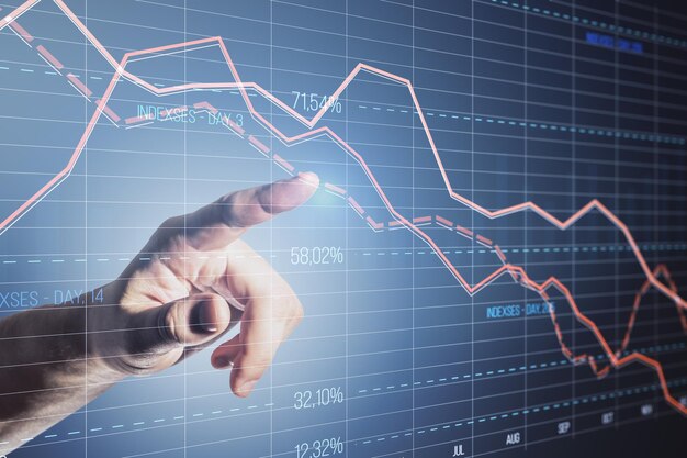 Close up van zakenman hand wijzend op gloeiende neerwaartse rode forex grafiek op onscherpe achtergrond Crisis en aandelenmarkt vallen concept Dubbele blootstelling