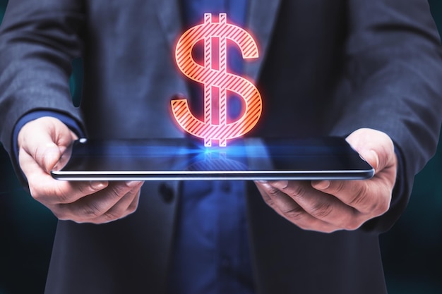 Close up van zakenman handen met tablet met abstracte gloeiende dollarteken op blauwe achtergrond valuta online bankieren en markt concept