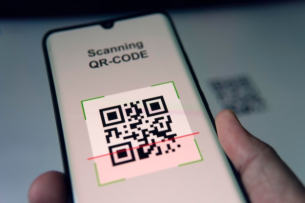 Close-up van zakenman scannen barcode met behulp van mobiele telefoon