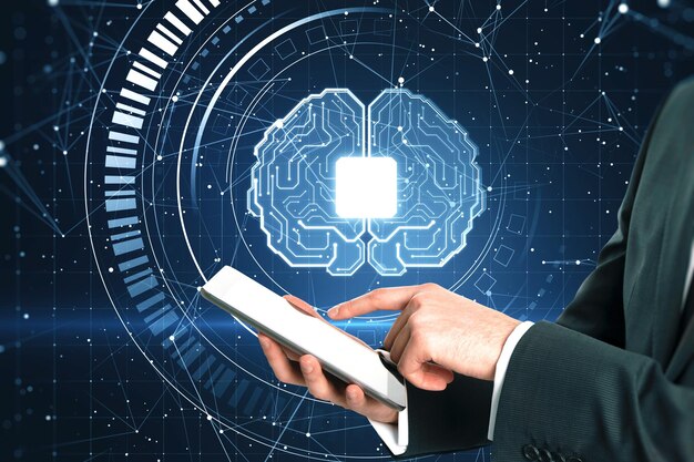 Close-up van zakenmanhand wijzend op mobiele telefoon met gloeiende veelhoekige chip en hersenhologram op wazige donkere achtergrond AI metaverse en technologieconcept