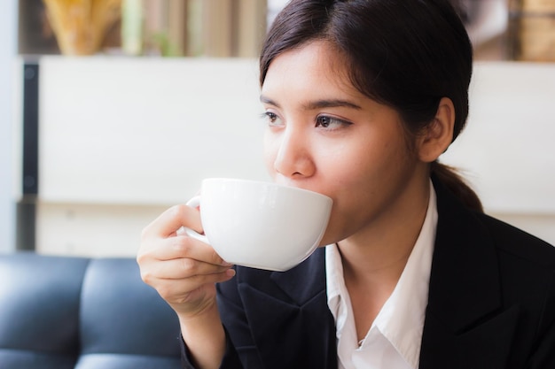 Close-up van zakenvrouw die koffie drinkt.