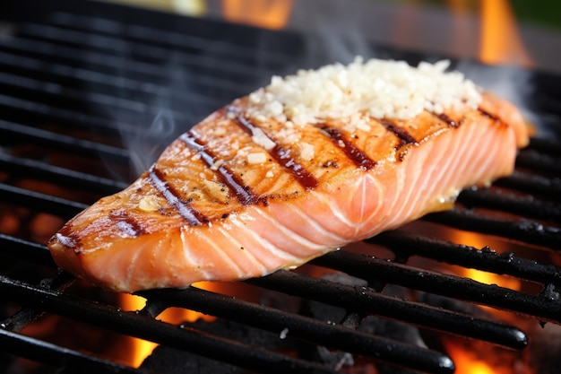 Close-up van zalmsteak met grillsporen op een barbecue