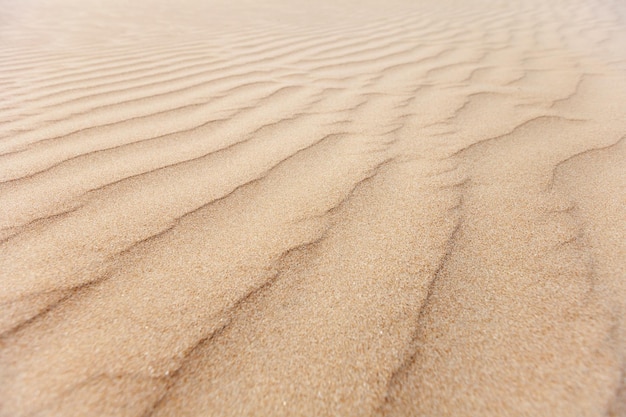 Close-up van zandpatroon van een strand in de zomer