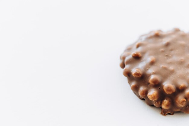 Close-up van zelfgemaakte chocoladekoekjes op wit