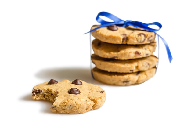 Close-up van zelfgemaakte chocoladeschilferkoekjes vastgebonden met blauw lint, geïsoleerd op een witte achtergrond