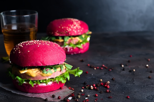 Close-up van zelfgemaakte hamburgers met sla en worst