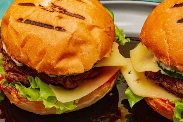 Close-up van zelfgemaakte hamburgers op houten achtergrond. cheeseburger, burger, hamburger, rundvlees