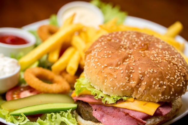 Close-up van zelfgemaakte hamburgers op houten achtergrond