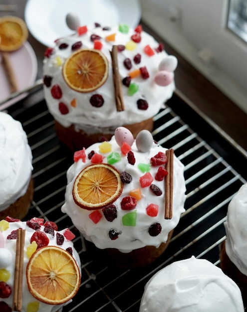 Close-up van zelfgemaakte traditionele paascakes op een bakplaat Kokende paascakes