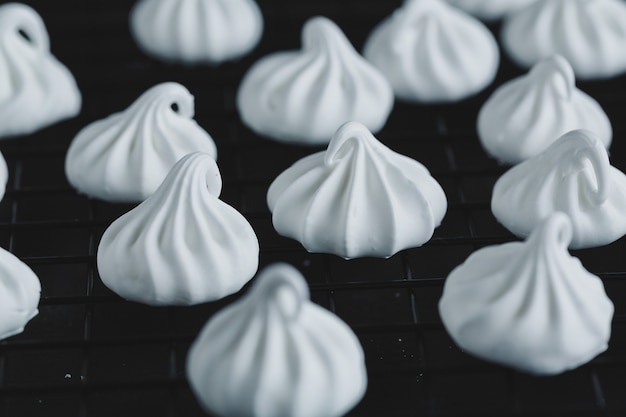 Close-up van zelfgemaakte witte merengue baiser.
