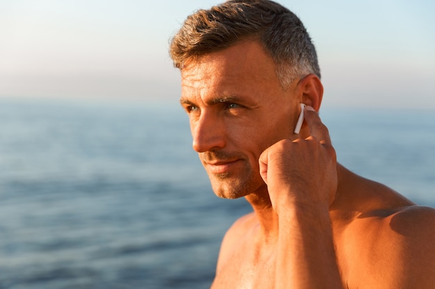 Close-up van zelfverzekerde shirtless sportman