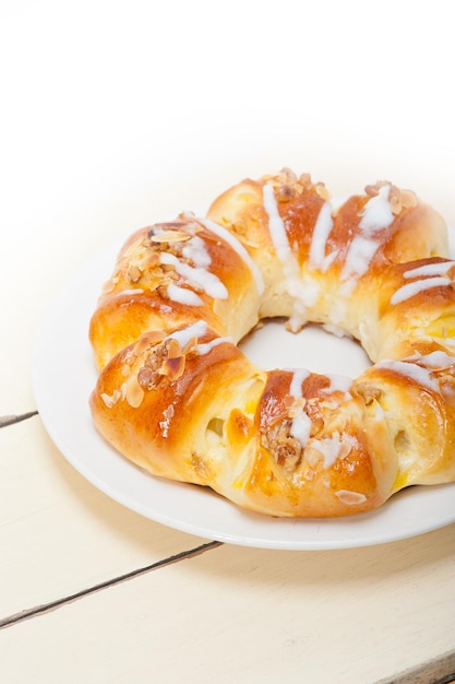 Close-up van zoet brood op een bord op tafel