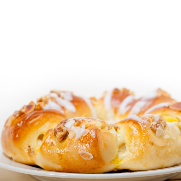 Foto close-up van zoet brood op een bord op tafel