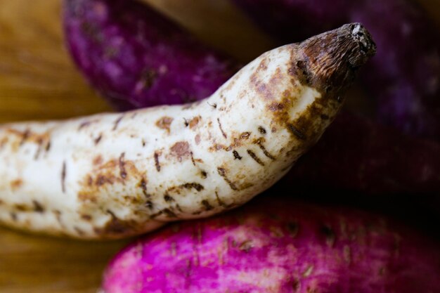 Foto close-up van zoete aardappel op een snijplank