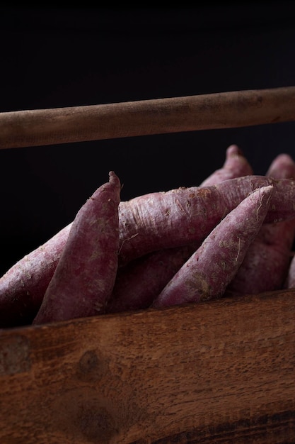 Foto close-up van zoete aardappelen in een doos