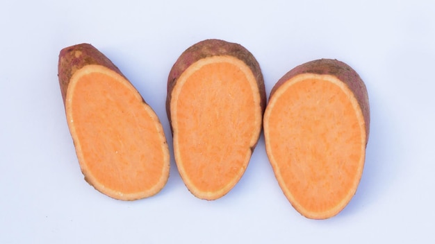 Foto close-up van zoete aardappelen op een witte achtergrond