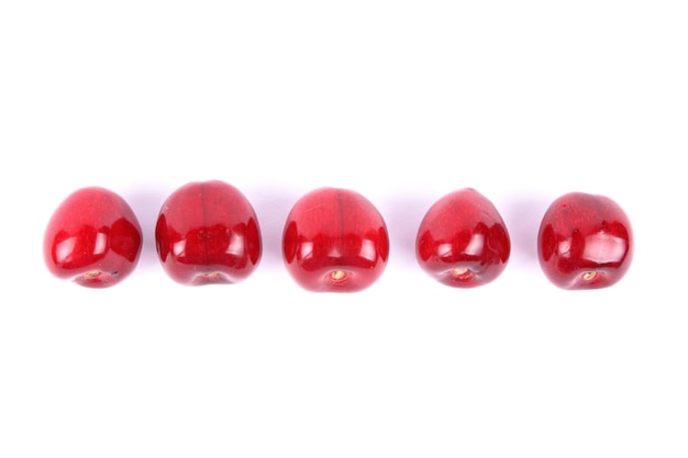 Close-up van zoete bessen Sappige zoete rode kersen geïsoleerd op een witte achtergrond Gezonde voeding concept