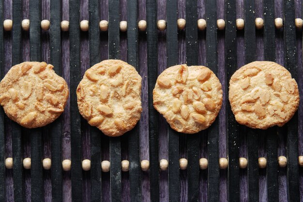 Close up van zoete pindakoekjes op houten tafel