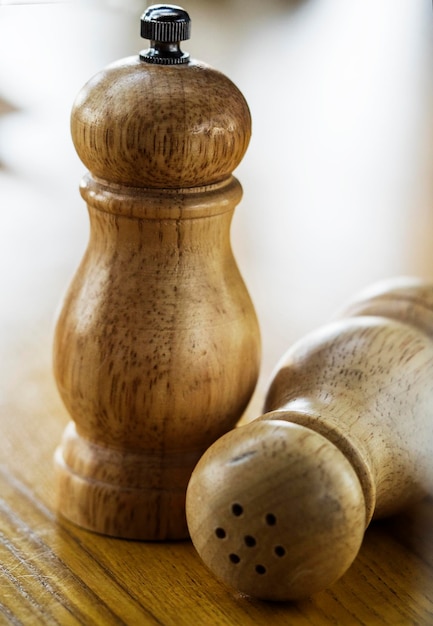 Close-up van zout- en peperkelders op tafel