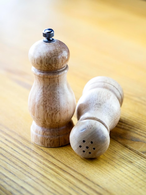 Close-up van zout- en peperkelders op tafel
