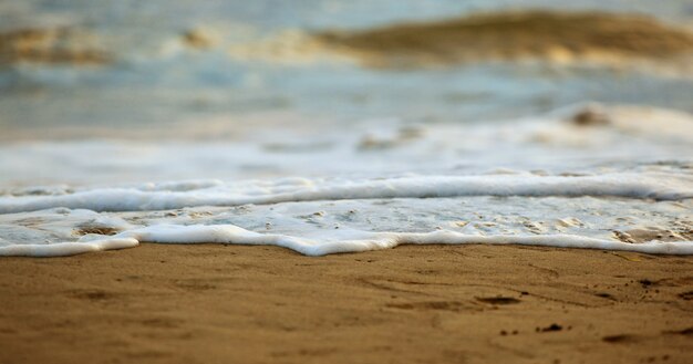 Close-up van zout waterschuim op het zand.