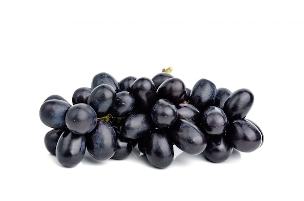 Close up van zwarte druiven op wit